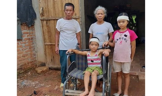 Hai chị em Hiền và Cảnh đang sống cùng ông bà nội, hoàn cảnh rất khó khăn. Ảnh: TN