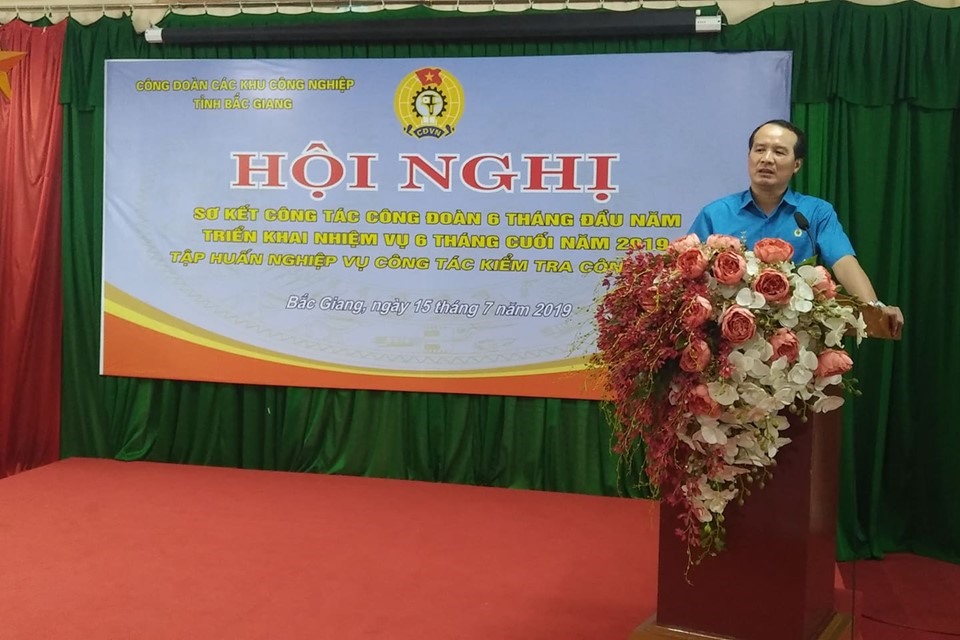 Đồng chí Ngô Biên Cương, Phó Chủ tịch Thường trực Liên đoàn Lao động tỉnh  Bắc Giang phát biểu chỉ đạo Hội nghị.