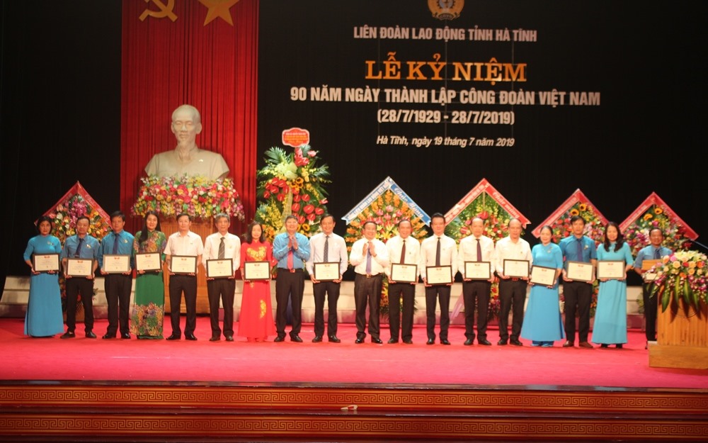Trao kỉ niệm chương cho 20 cá nhân có nhiều đóng góp cho sự phát triển của Công đoàn Hà Tĩnh. Ảnh: Trần Tuấn