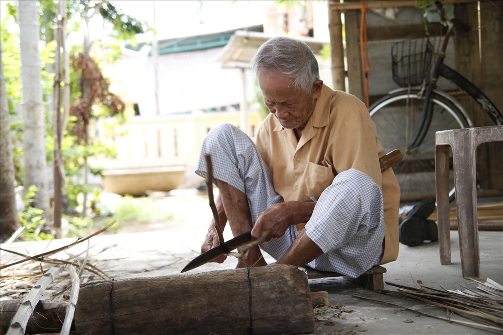 Cụ Đỗ Khá - người thợ cuối cùng của làng nghề đan thúng chai ở xã Cẩm Kim, TP. Hội An. Ảnh: Trường An