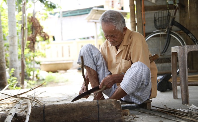 Cụ Đỗ Khá - người thợ cuối cùng của làng nghề đan thúng chai ở xã Cẩm Kim, TP. Hội An. Ảnh: Trường An