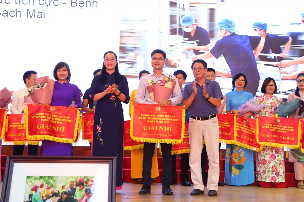 Chủ tịch Công đoàn Y tế VN Phạm Thanh Bình trao giải cho tác giả đoạt giải nhì cuộc thi.