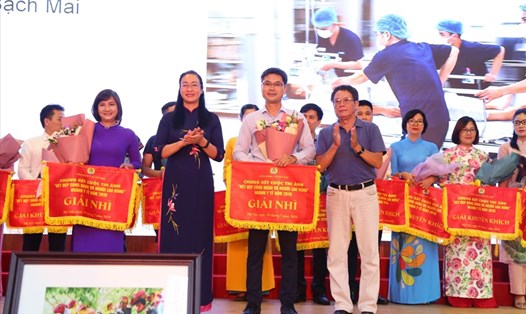Chủ tịch Công đoàn Y tế VN Phạm Thanh Bình trao giải cho tác giả đoạt giải nhì cuộc thi.