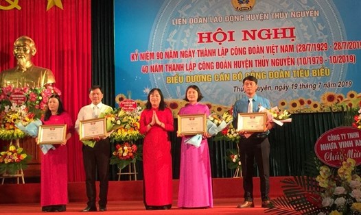 Bà Đào Thị Huyền - Phó Chủ tịch LĐLĐ TP Hải Phòng trao Kỷ niệm chương vì sự nghiệp công đoàn cho các cá nhân. Ảnh: PV