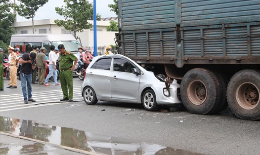 Xe ôtô con tông đuôi xe tải, tài xế tử vong mắc kẹt bên trong.