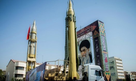 Mô hình tên lửa Iran trước chân dung đại giáo chủ Ayatollah Ali Khamenei ở thủ đô Tehran. Ảnh: Reuters
