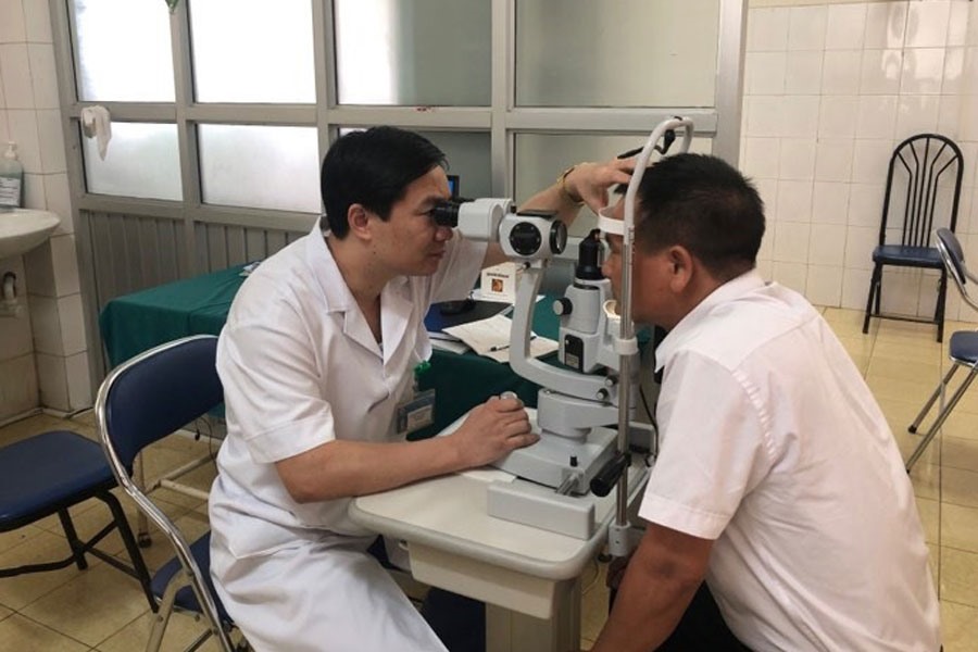 Phó Giám đốc BV Đa khoa tỉnh Điện Biên Trần Đức Nghĩa khám, chữa bệnh cho bệnh nhân. Ảnh: T.NGA