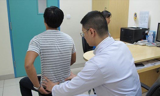 Bác sĩ thăm khám cho bệnh nhân bị thoái hóa cột sống