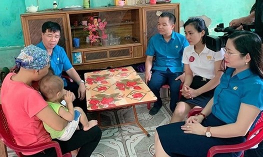 Đồng chí Trịnh Văn Bừng, Chủ tịch LĐLĐ tỉnh Hà Nam thăm hỏi, động viên chị Vũ Thị Lệ Hằng.