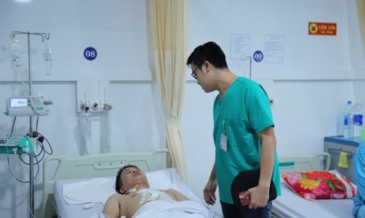 Người đàn ông Quảng Nam thoát chết sau khi bị kéo đâm vào tim. Ảnh: TT