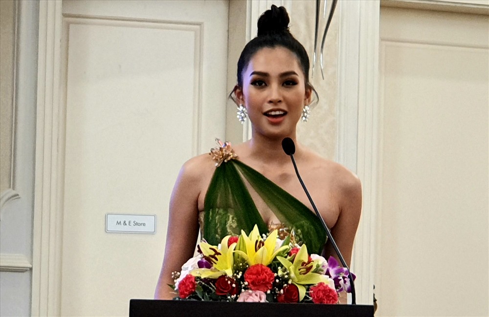 Hoa hậu Tiểu Vy phát biểu tại buổi họp báo. Ảnh: Lê Phi Long