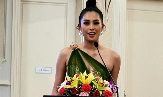 Hoa hậu Tiểu Vy phát biểu tại buổi họp báo. Ảnh: Lê Phi Long