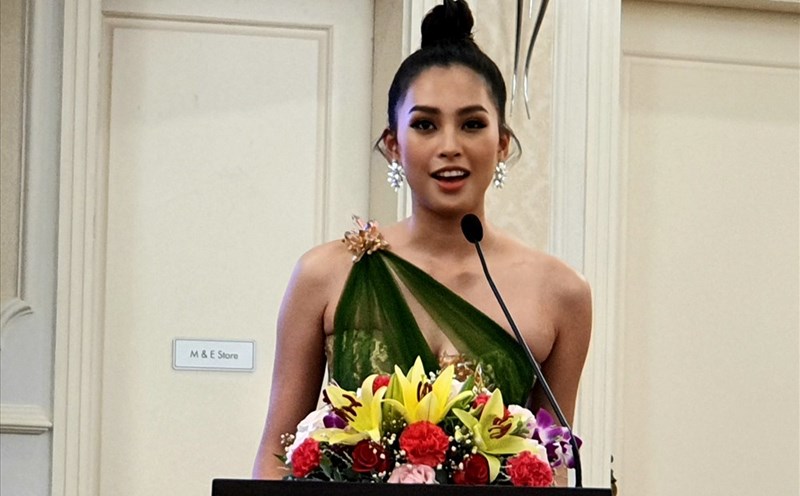 Hoa hậu Tiểu Vy phát biểu tại buổi họp báo. Ảnh: Lê Phi Long