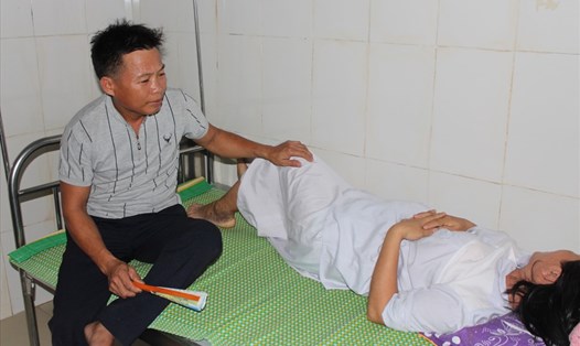 Vợ chồng sản phụ Nguyễn Thị Tình, anh Nguyễn Văn Chiến đau buồn trước cái chết bất thường của con trai. Ảnh: A.Đ