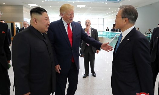 Lãnh đạo Mỹ, Hàn Quốc và Triều Tiên tại Nhà Tự do ở Bàn Môn Điếm hôm 30.6. Ảnh: KCNA.