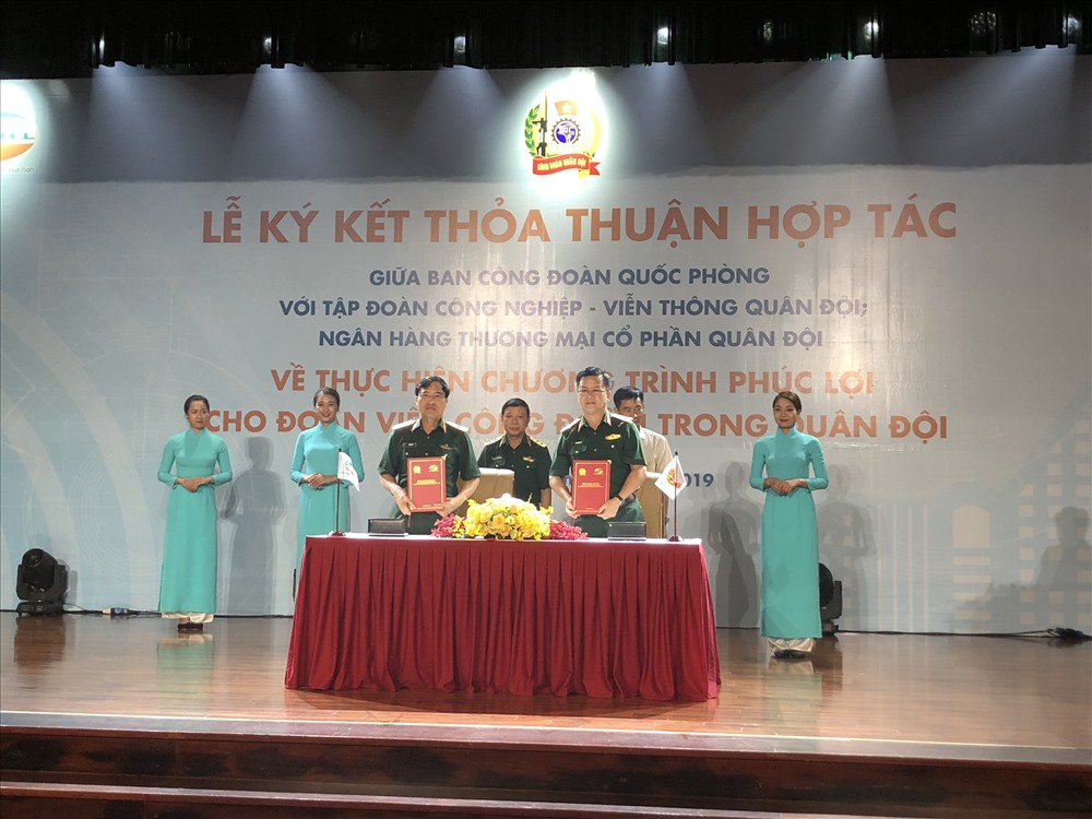 Đại tá Nguyễn Đình Đức,  Trưởng ban Công đoàn Quốc phòng (bên trái) và Thiếu tướng Hoàng Sơn, Bí thư Đảng uỷ, Phó Tổng Giám đốc Viettel tiến hành ký kết. Ảnh: H.A