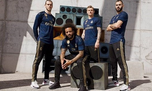 Bale (ngoài cùng bên trái) vẫn tham gia quảng bá áo đấu mới của Real Madrid. Ảnh: Real Madrid