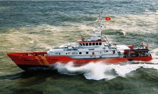 Tàu SAR 411 tham gia tìm kiếm các ngư dân mất tích. Ảnh: VGP.