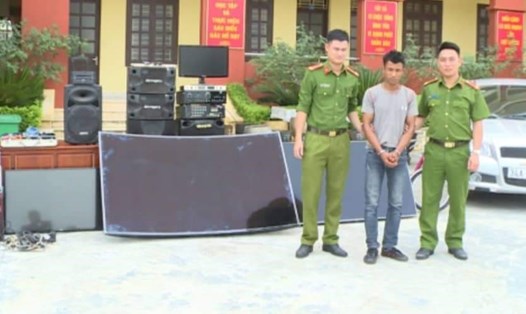 Nguyễn Văn Ca (giữa) cùng nhiều tang vật bị thu giữ. Ảnh: CACC