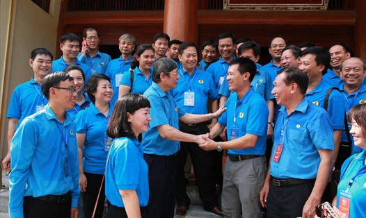 Phó Chủ tịch thường trực Tổng LĐLĐVN Trần Thanh Hải giao lưu cùng các đại biểu được vinh danh. Ảnh: HẢI NGUYỄN