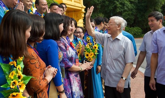 Tổng Bí thư, Chủ tịch nước Nguyễn Phú Trọng gặp gỡ 100 đại biểu là cán bộ công đoàn tiêu biểu năm 2019. Ảnh: Sơn Tùng
