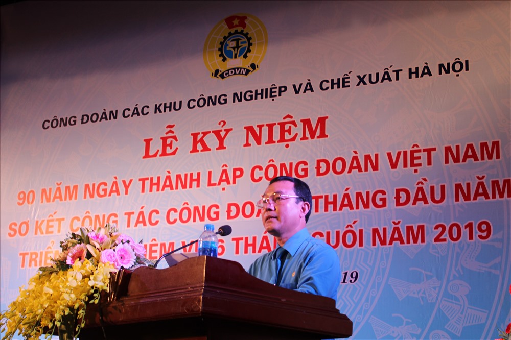 Đồng chí Đinh Quốc Toản - Chủ tịch Công đoàn các Khu công nghiệp và Chế xuất Hà Nội phát biểu tại buổi lễ. Ảnh: P.Đ