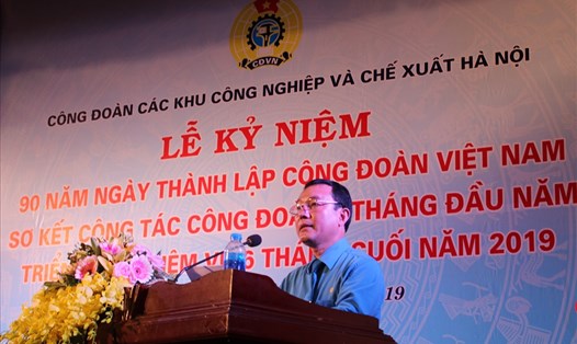 Đồng chí Đinh Quốc Toản - Chủ tịch Công đoàn các Khu công nghiệp và Chế xuất Hà Nội phát biểu tại buổi lễ. Ảnh: P.Đ
