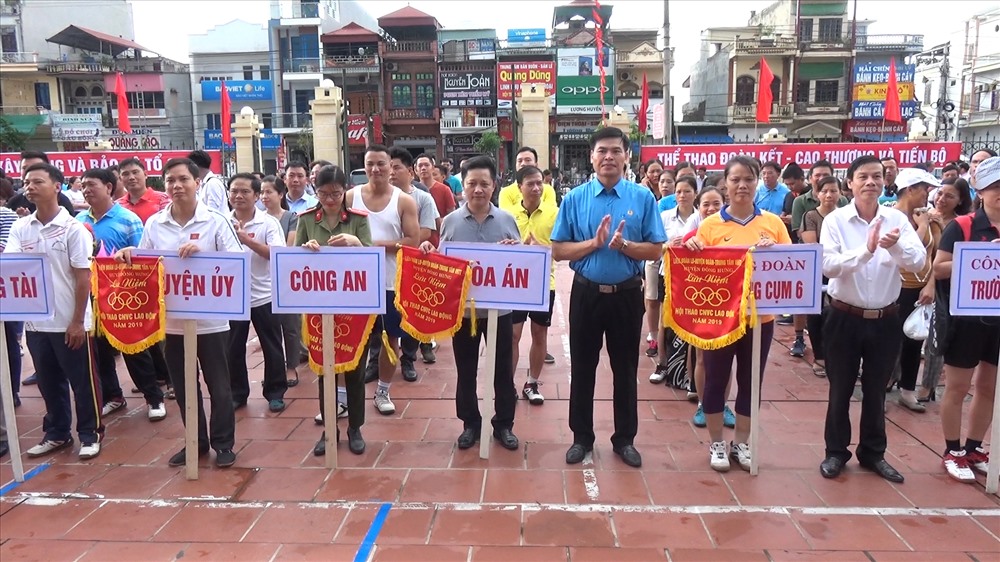 Lãnh đạo huyện ủy, LĐLĐ huyện trao cờ lưu niệm cho các đoàn tham gia. Ảnh: B.Mạnh