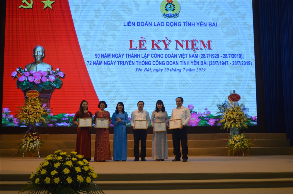 Đồng chí Trịnh Thanh Hằng - Ủy viên Đoàn Chủ tịch, Trưởng ban Nữ công Tổng LĐLĐVN  tặng Kỷ niệm chương Vì sự nghiệp xây dựng tổ chức công đoàn. Ảnh: T.Xuân