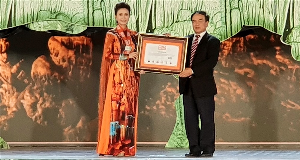 Bà Võ Phương Anh - GĐ Cty CP Du lịch Trường Thịnh nhận bằng xác nhận kỷ lục mới cho động Thiên Đường. Ảnh: Lê Phi Long