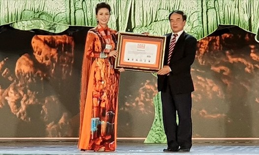 Bà Võ Phương Anh - GĐ Cty CP Du lịch Trường Thịnh nhận bằng xác nhận kỷ lục mới cho động Thiên Đường. Ảnh: Lê Phi Long
