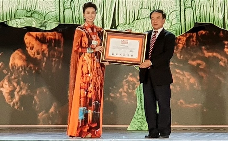 Bà Võ Phương Anh - GĐ Cty CP Du lịch Trường Thịnh nhận bằng xác nhận kỷ lục mới cho động Thiên Đường. Ảnh: Lê Phi Long
