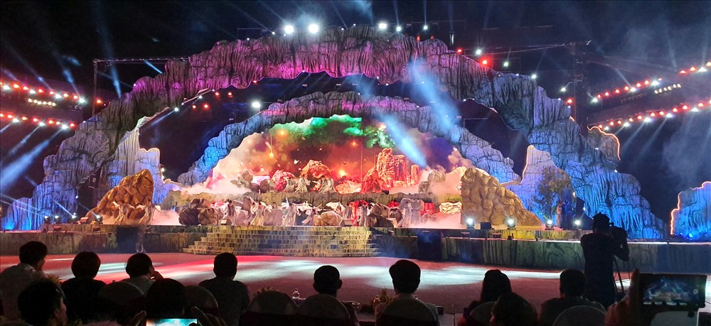 Sân khấu hoành tráng, ấn tượng với người xem. Ảnh: Lê Phi Long