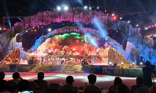 Sân khấu hoành tráng, ấn tượng với người xem. Ảnh: Lê Phi Long