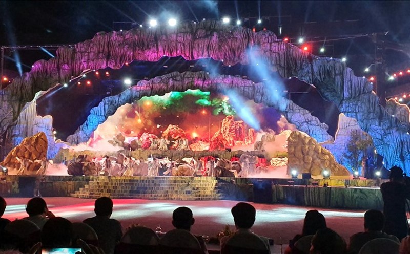 Sân khấu hoành tráng, ấn tượng với người xem. Ảnh: Lê Phi Long