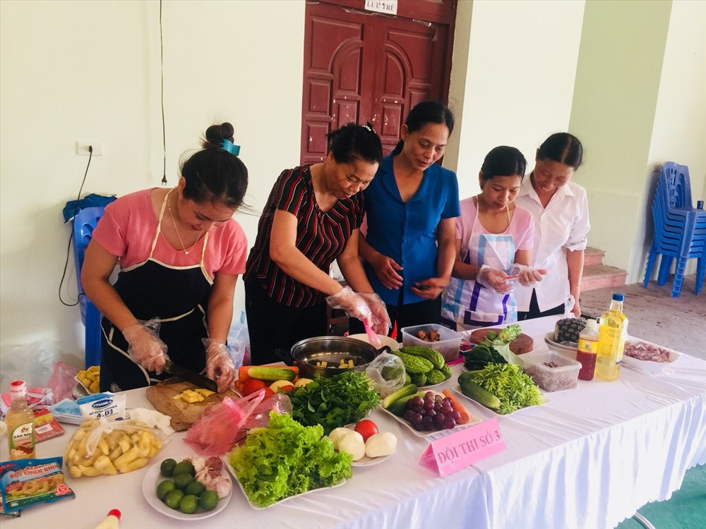 Các đội trổ tài khéo tay thực hiện mâm cơm gia đình