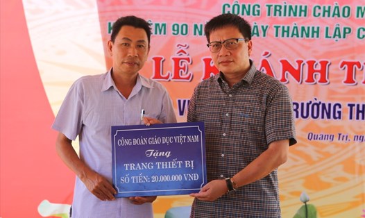 Công đoàn Giáo dục Việt Nam tặng 20 triệu đồng mua sắm trang thiết bị ở nhà công vụ. Ảnh: Hưng Thơ.
