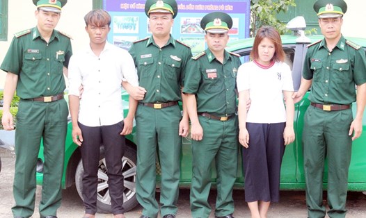 Hai đối tượng Duyên và Nam bị tổ tuần tra kiểm soát Đồn Biên phòng Pò Hèn bắt giữ khi đang đưa một trẻ em sang Trung Quốc. Ảnh: Hữu Việt