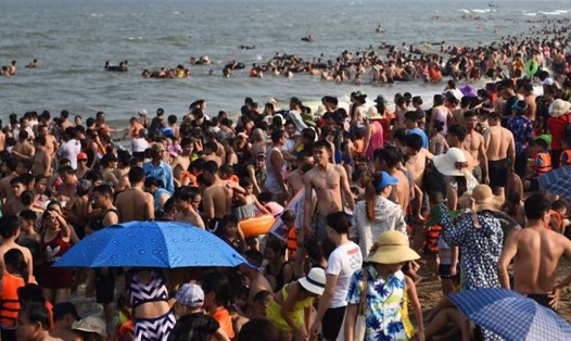 Biển Sầm Sơn ken đặc du khách trong ngày cuối tuần. Ảnh: AFP
