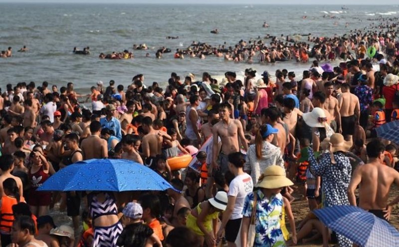 Biển Sầm Sơn ken đặc du khách trong ngày cuối tuần. Ảnh: AFP