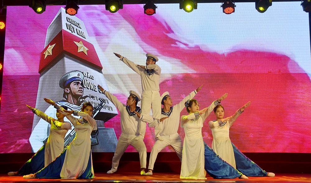 Một tiết mục ca múa của CNVCLĐ TCty phát điện 1. Ảnh: P.Đ