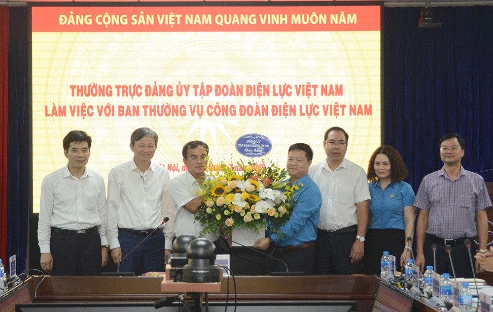 Ban Thường vụ Đảng ủy Tập đoàn tặng hoa chúc mừng Công đoàn Điện lực Việt Nam nhân dịp kỷ niệm 90 năm Ngày thành lập Công đoàn Việt Nam. Ảnh: X.T