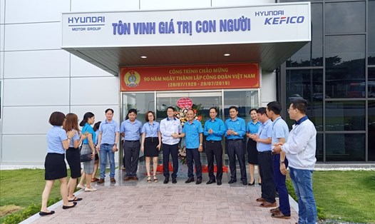 Quang cảnh lễ gắn biển công trình chào mừng 90 Năm ngày thành lập Công đoàn Việt Nam. Ảnh: D.T
