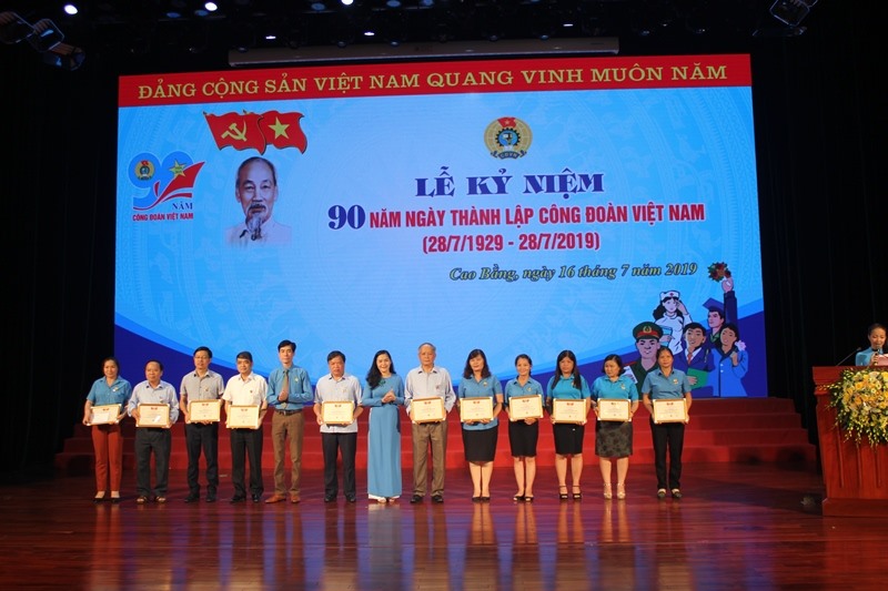 Đồng chí Nguyễn Ngọc Thư - Chủ tịch LĐLĐ tỉnh và đồng chí Phạm Đức Khôi - Phó Chủ tịch LĐLĐ tỉnh thừa ủy quyền của Đoàn Chủ tịch Tổng LĐLĐVN trao kỷ niệm chương "Vì sự nghiệp xây dựng tổ chức Công đoàn" cho các cá nhân.