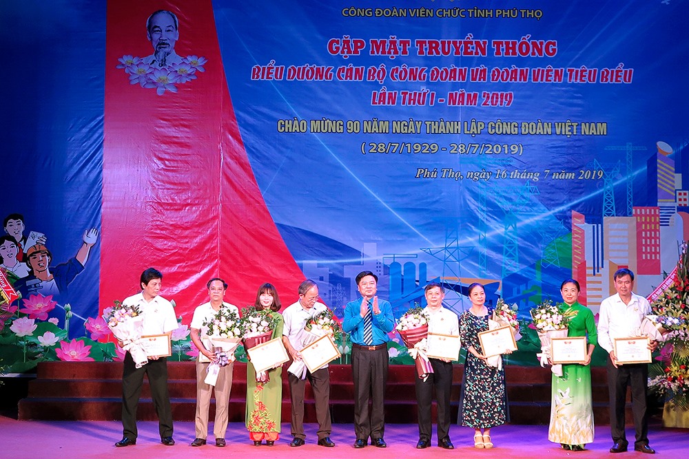 Lãnh đạo Liên đoàn Lao động tỉnh trao Kỷ niệm chương Vì sự nghiệp Công đoàn của Tổng Liên đoàn Lao động Việt Nam cho các cá nhân. Ảnh: H.Tuấn