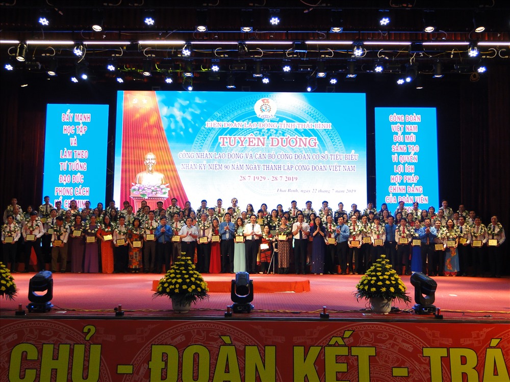 Lãnh đạo Tỉnh ủy, Tổng LĐLĐ trao biểu trưng tôn vinh CNLĐ và cán bộ CĐCS tiêu biểu. Ảnh: B.Mạnh