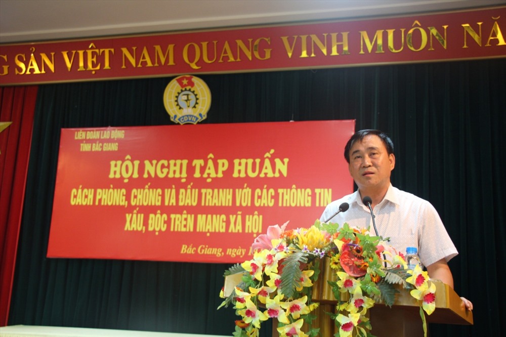 Đồng chí Nguyễn Văn Bắc, Phó Chủ tịch Liên đoàn Lao động tỉnh phát biểu tại                   hội nghị.