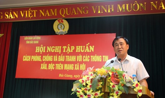 Đồng chí Nguyễn Văn Bắc, Phó Chủ tịch Liên đoàn Lao động tỉnh phát biểu tại                   hội nghị.