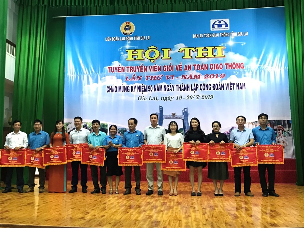 Phó Chủ tịch LĐLĐ Gia Lai - bà Rơ Lan Nga trao 12 giải khuyến khích toàn đoàn. Anh Trang Nguyễn