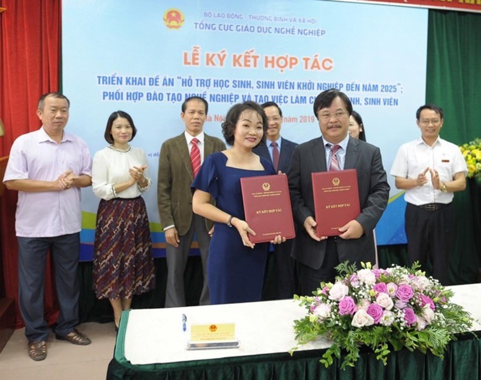 Đại diện lãnh đạo các đơn vị ký kết hỗ trợ học sinh, sinh viên khởi nghiệp tại chương trình. Ảnh Bình Minh. Đại diện lãnh đạo các đơn vị ký kết hỗ trợ học sinh, sinh viên khởi nghiệp tại chương trình. Ảnh Bình Minh.